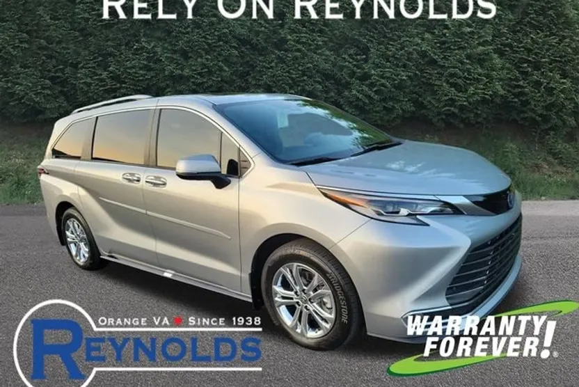 2023 Toyota Sienna Platinum photo 1