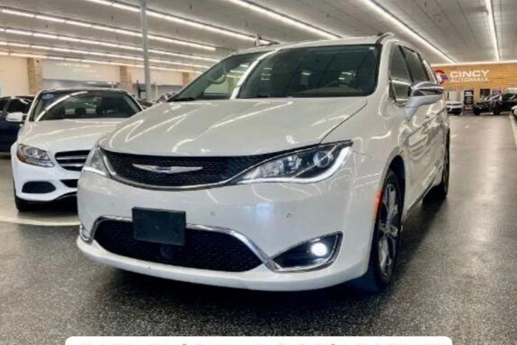 2019 Chrysler Pacifica Limited photo 1