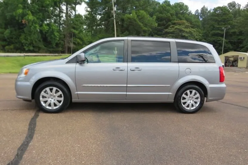 2016 Chrysler Town & Country Touring photo 1