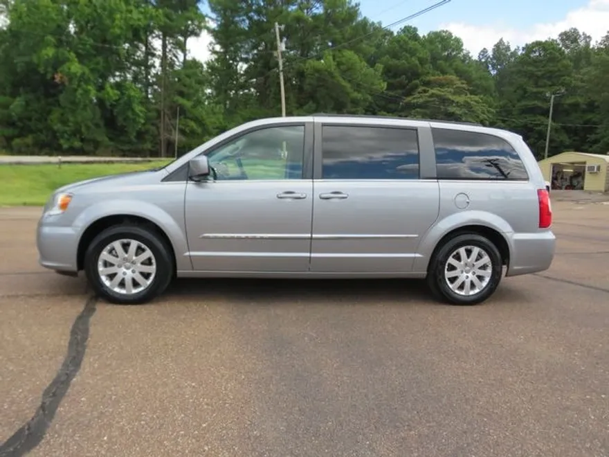 2016 Chrysler Town & Country Touring photo 1