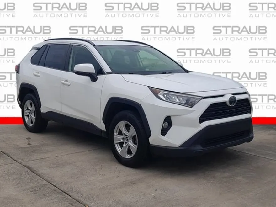 2019 Toyota RAV4 XLE photo 1