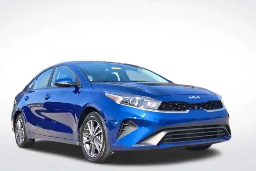 2023 Kia Forte LXS photo 1