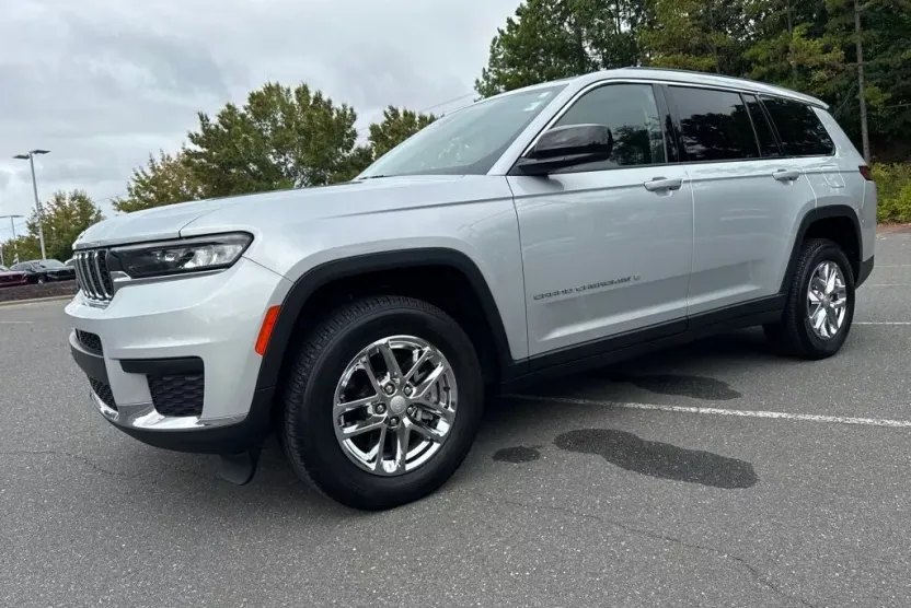 2022 Jeep Grand Cherokee Laredo photo 1
