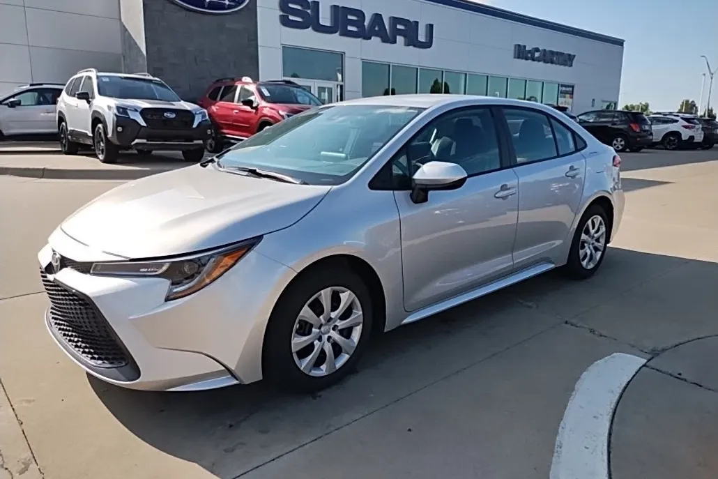2021 Toyota Corolla LE photo 1
