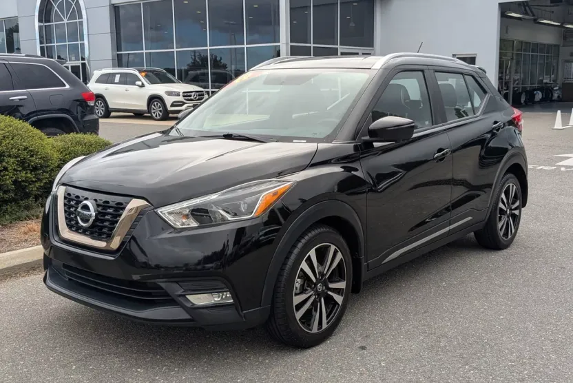 2019 Nissan Kicks SR photo 1