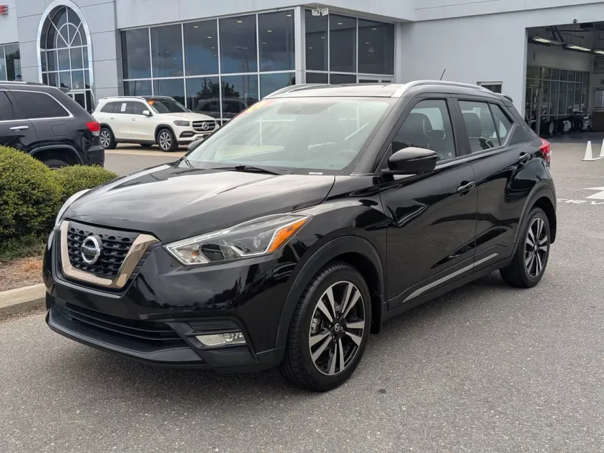 2019 Nissan Kicks SR photo 1