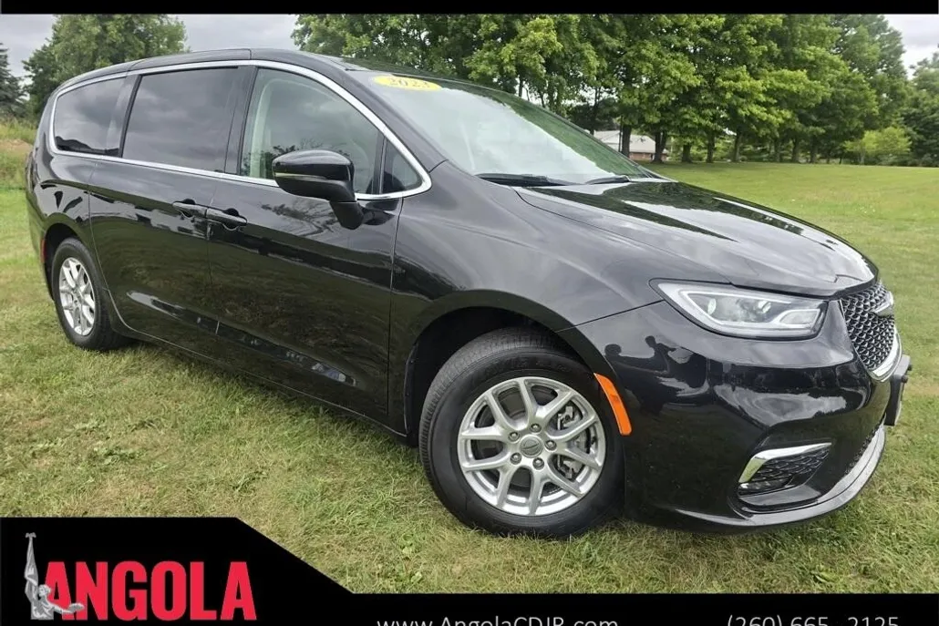 2023 Chrysler Pacifica Touring L photo 1