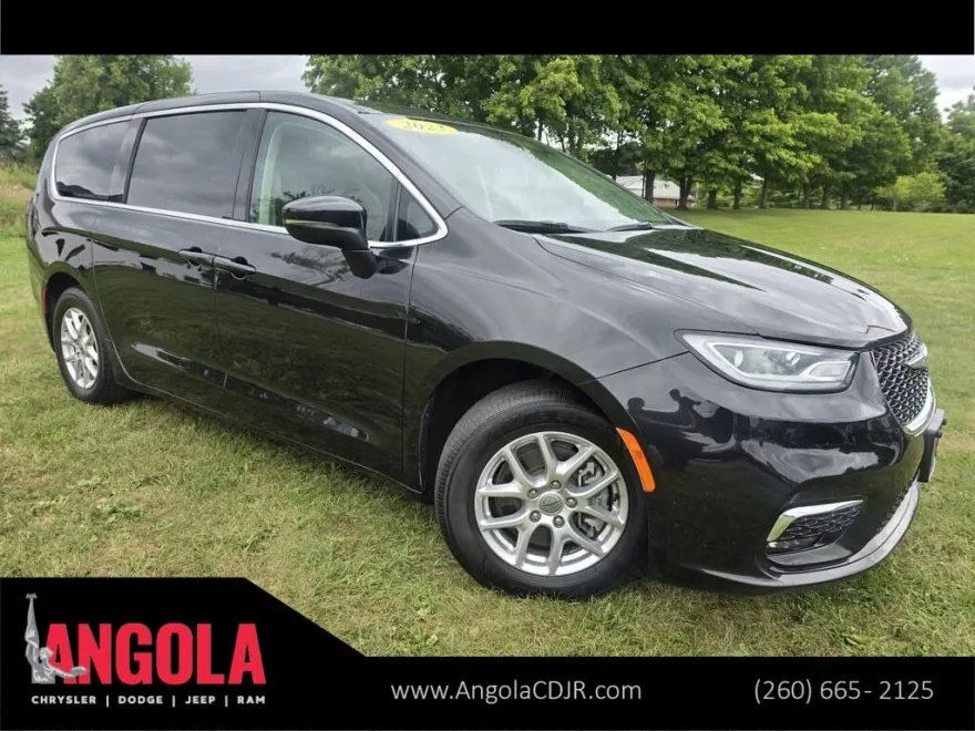 2023 Chrysler Pacifica Touring L photo 1