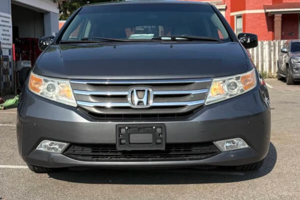 2011 Honda Odyssey Touring photo 1