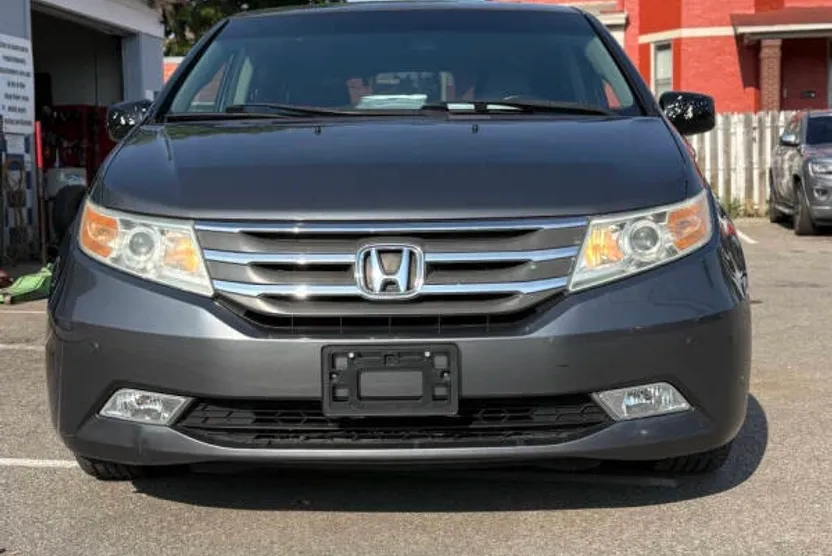 2011 Honda Odyssey Touring photo 1