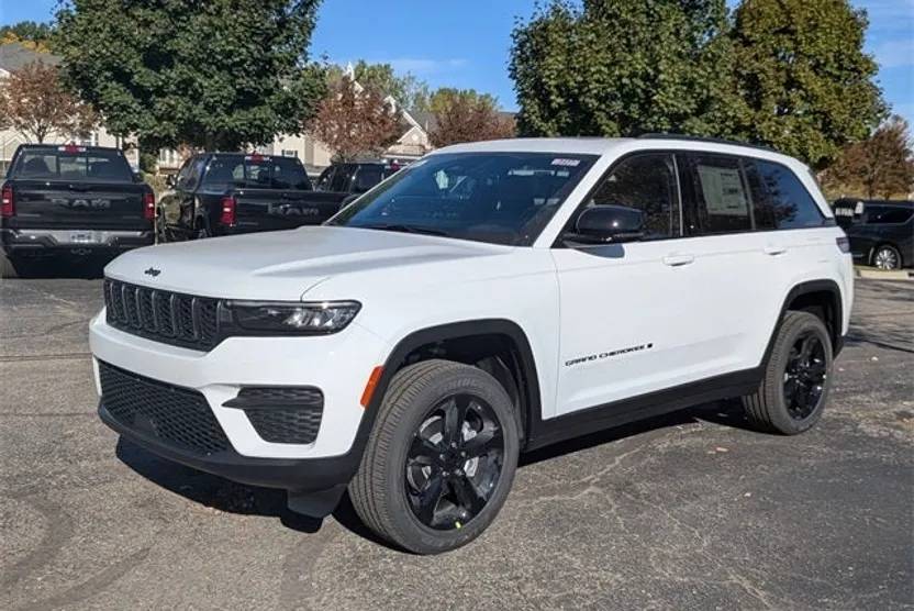 2025 Jeep Grand Cherokee Altitude photo 1