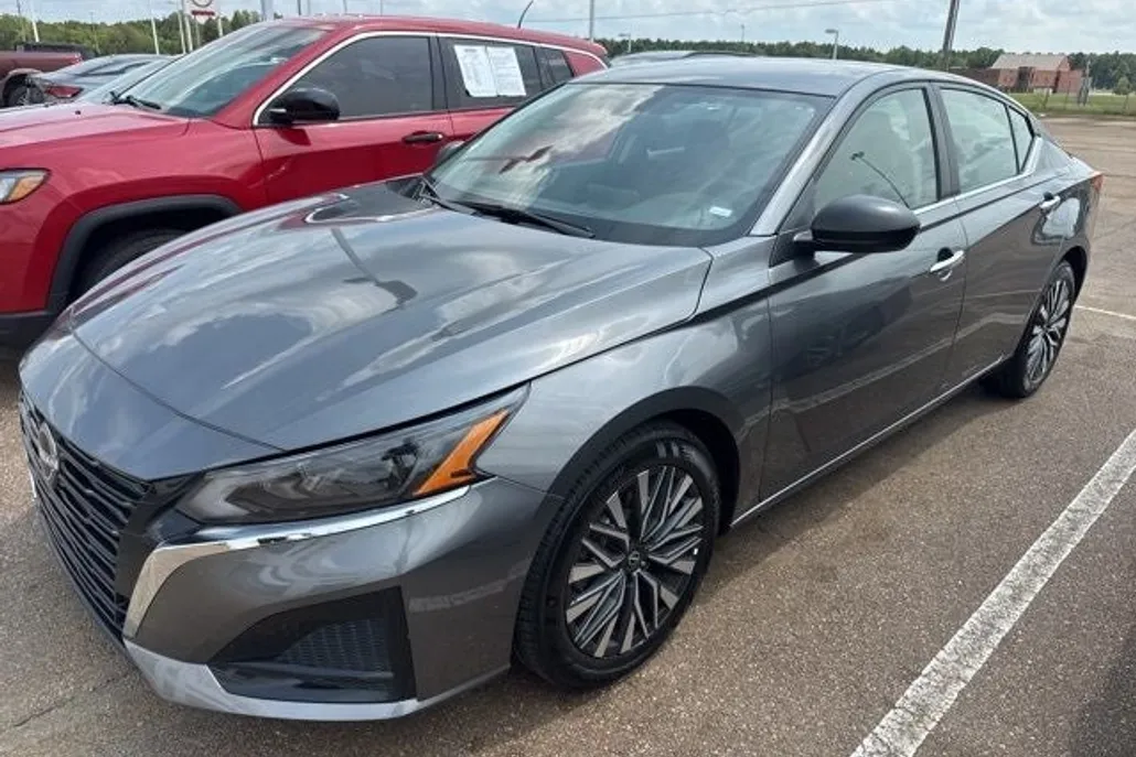2024 Nissan Altima 2.5 SV photo 1