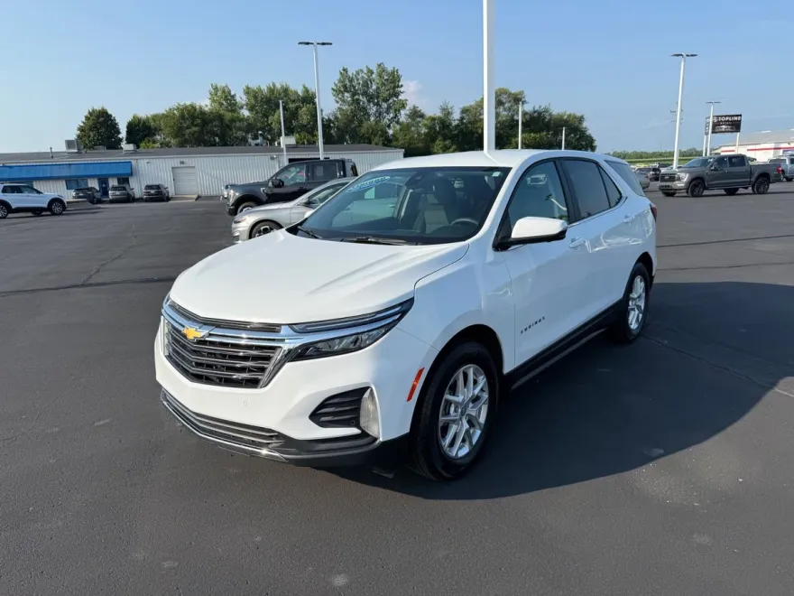 2024 Chevrolet Equinox LT photo 1