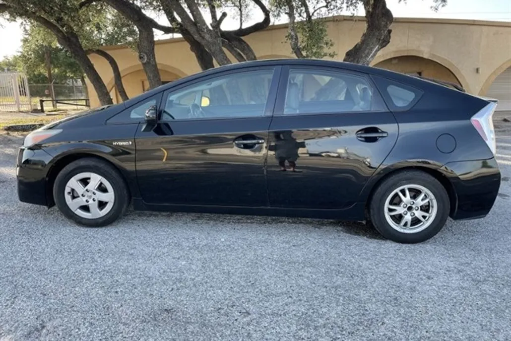 2010 Toyota Prius V photo 1