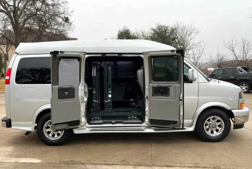 2017 Gmc Savana 2500 Cargo photo 1