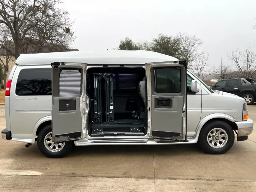 2017 Gmc Savana 2500 Cargo photo 1