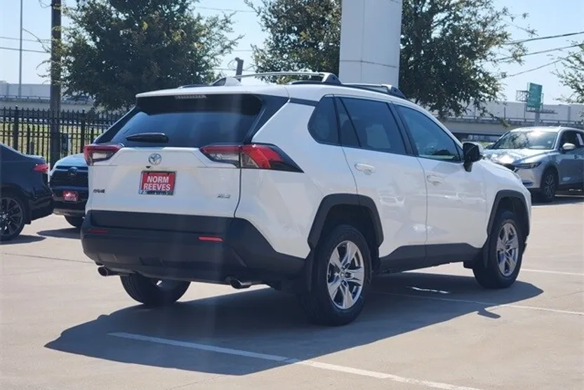 2023 Toyota RAV4 XLE photo 1