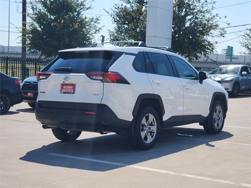 2023 Toyota RAV4 XLE photo 1