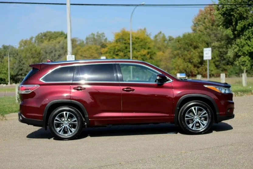 2016 Toyota Highlander XLE photo 1