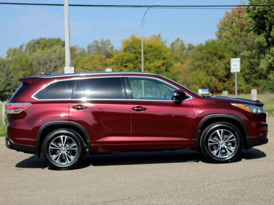 2016 Toyota Highlander XLE photo 1