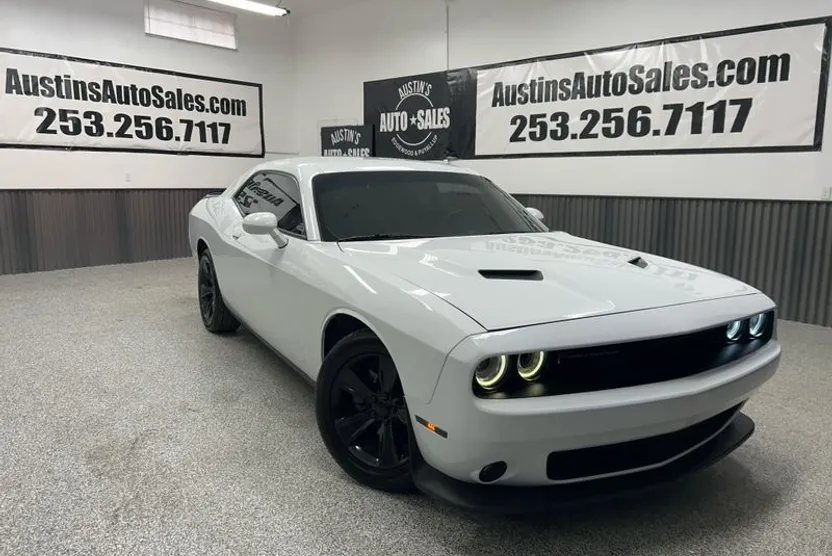 2015 Dodge Challenger SXT photo 1