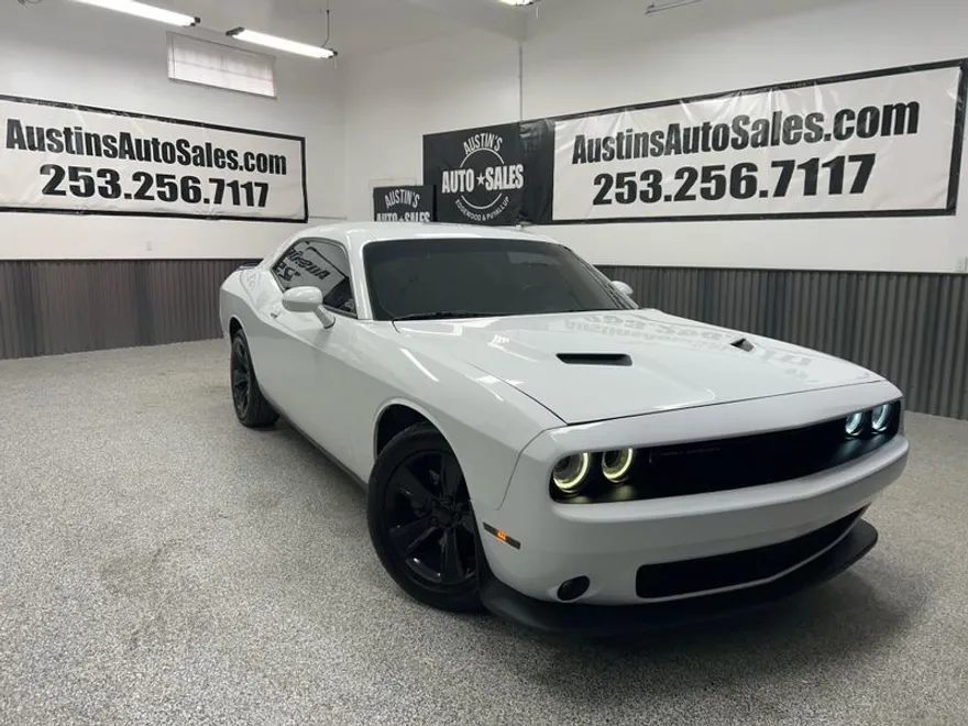 2015 Dodge Challenger SXT photo 1