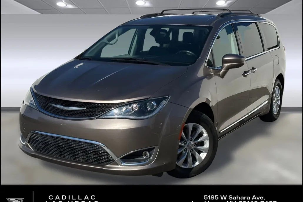 2017 Chrysler Pacifica Touring L photo 1