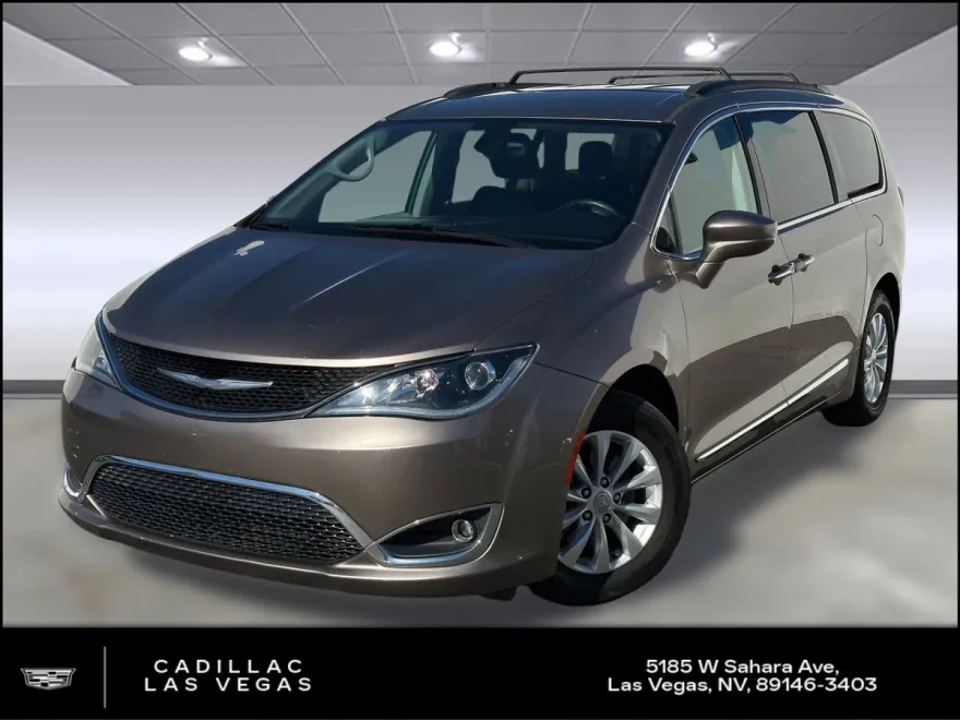 2017 Chrysler Pacifica Touring L photo 1