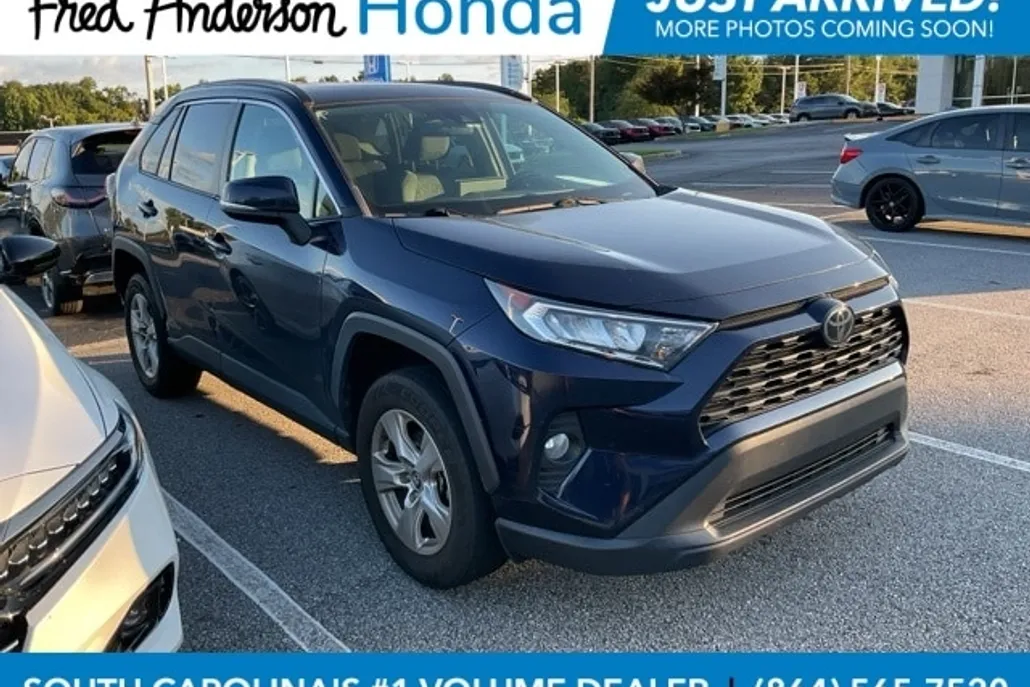 2020 Toyota RAV4 XLE photo 1