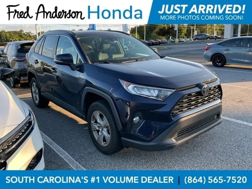 2020 Toyota RAV4 XLE photo 1