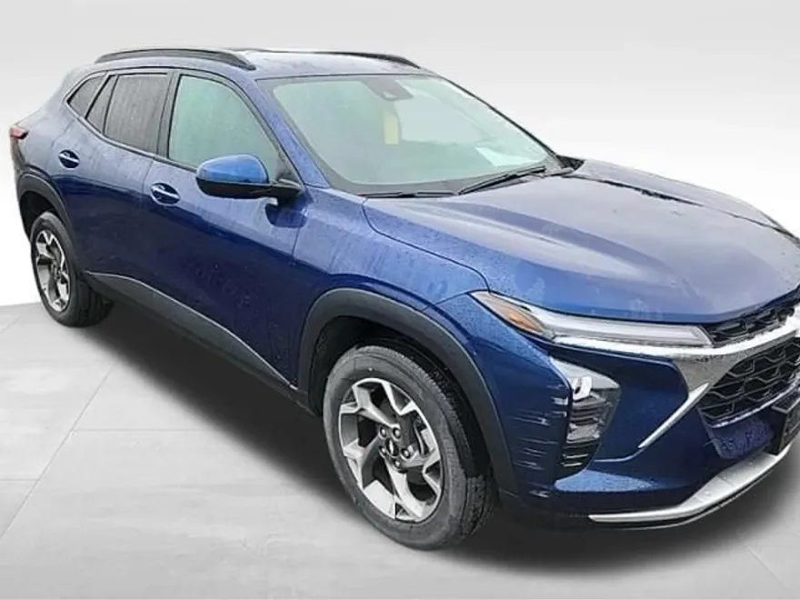 2024 Chevrolet Trax LT photo 1