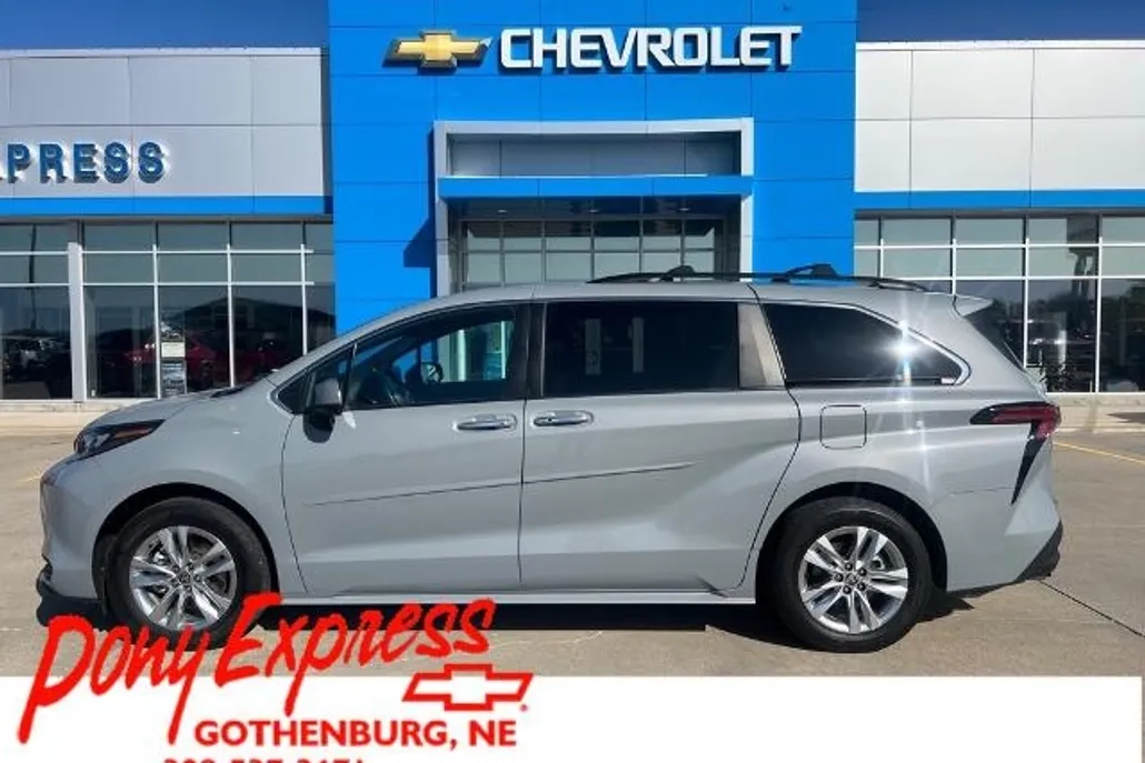 2022 Toyota Sienna XLE Woodland Edition photo 1