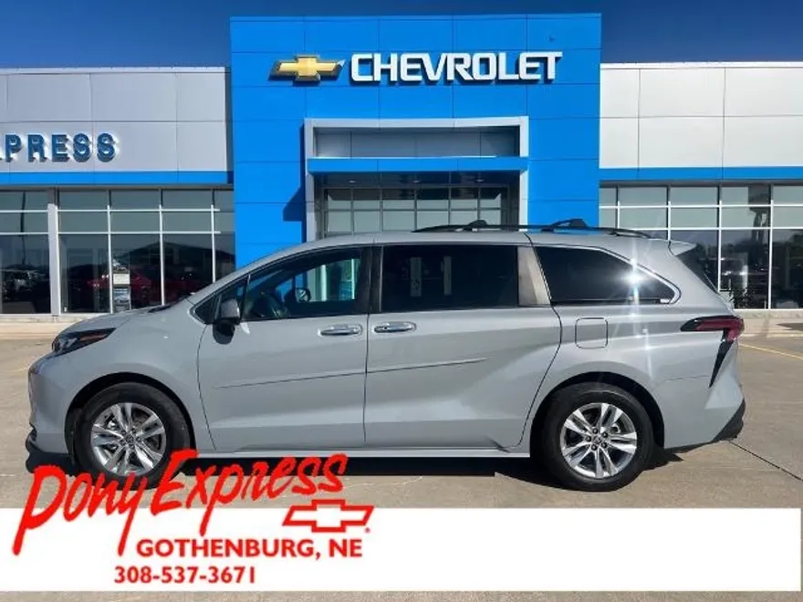2022 Toyota Sienna XLE Woodland Edition photo 1
