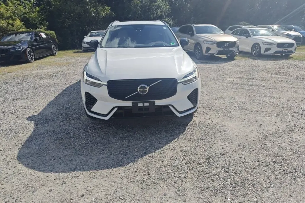 2024 Volvo XC60 Recharge Hybrid Ultimate photo 1