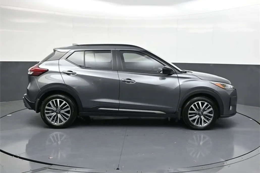 2023 Nissan Kicks SR photo 1