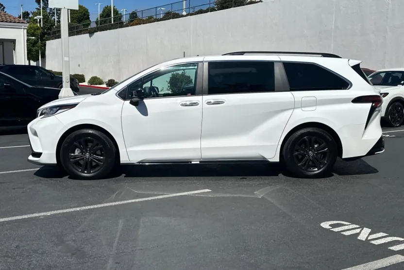 2024 Toyota Sienna XSE photo 1