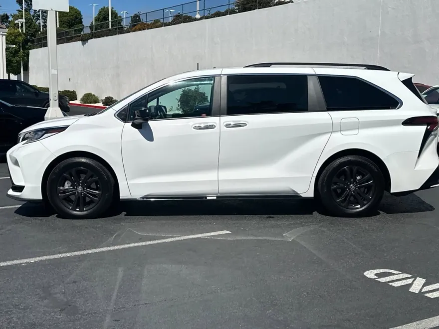 2024 Toyota Sienna XSE photo 1