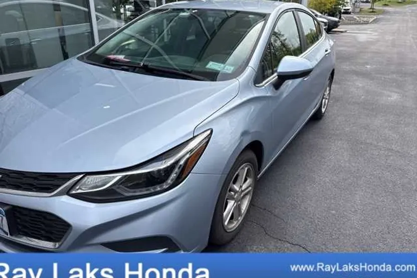 2017 Chevrolet Cruze LT photo 1