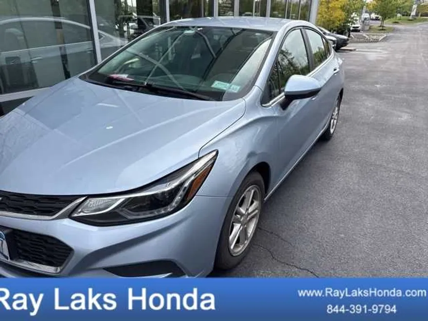 2017 Chevrolet Cruze LT photo 1