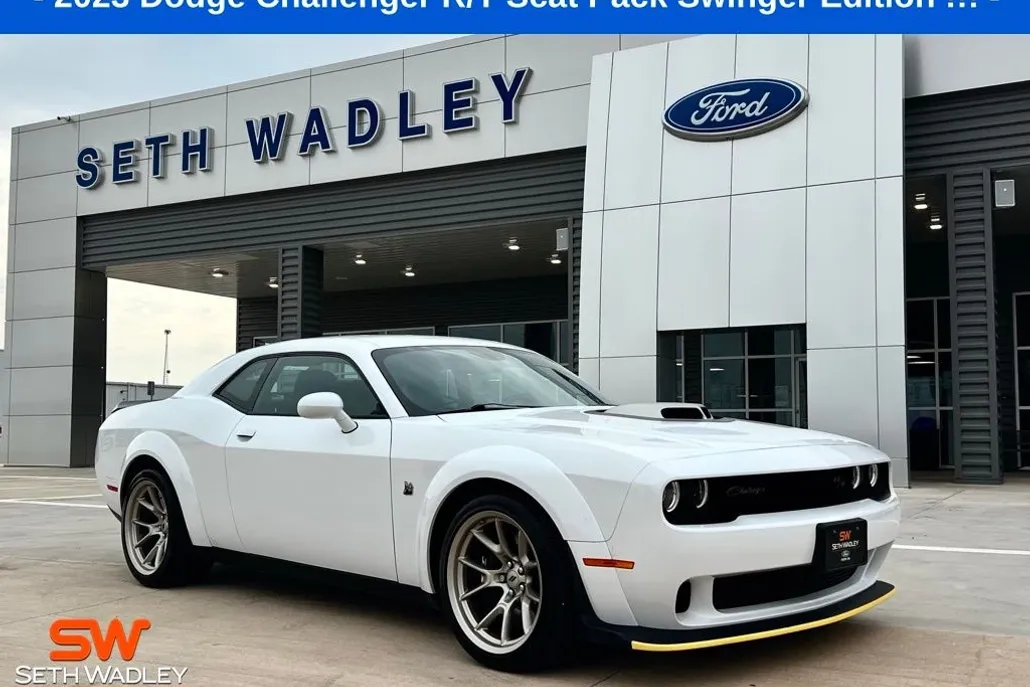 2023 Dodge Challenger R/T Scat Pack Widebody photo 1