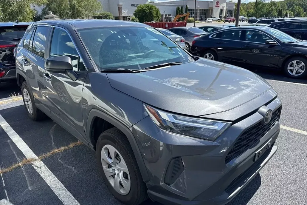 2024 Toyota RAV4 LE photo 1