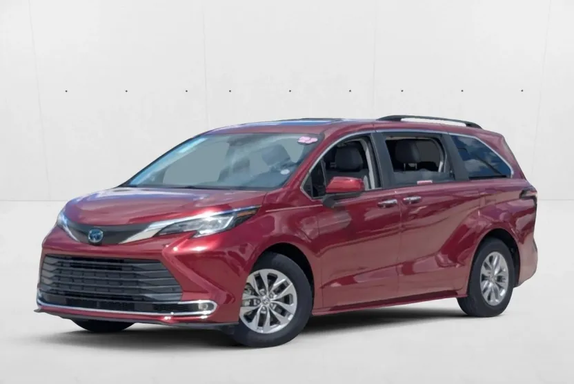 2022 Toyota Sienna XLE photo 1