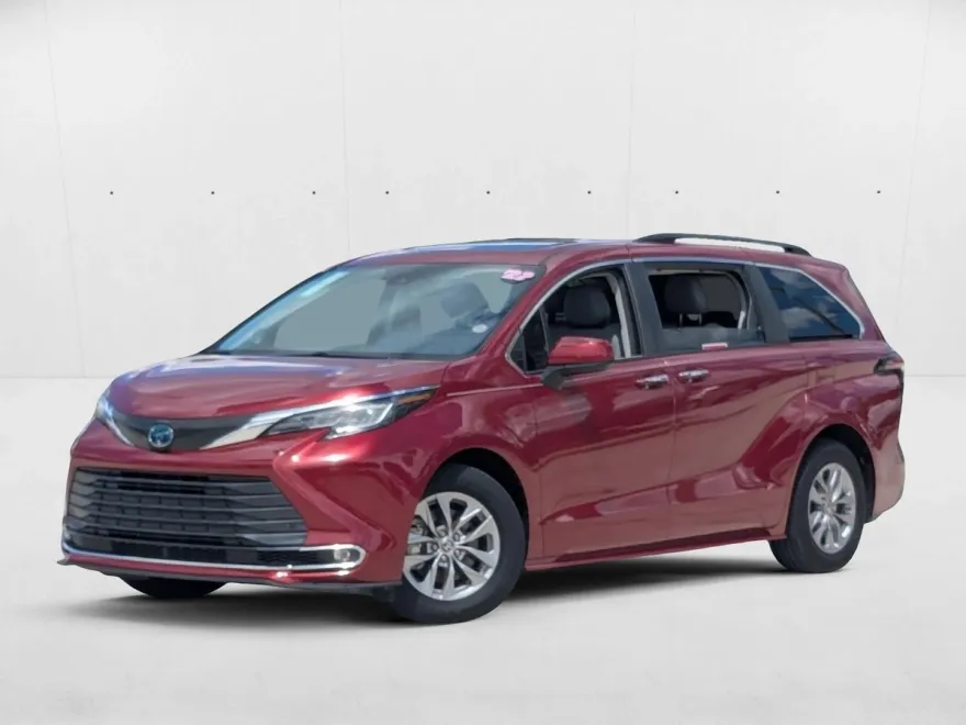 2022 Toyota Sienna XLE photo 1