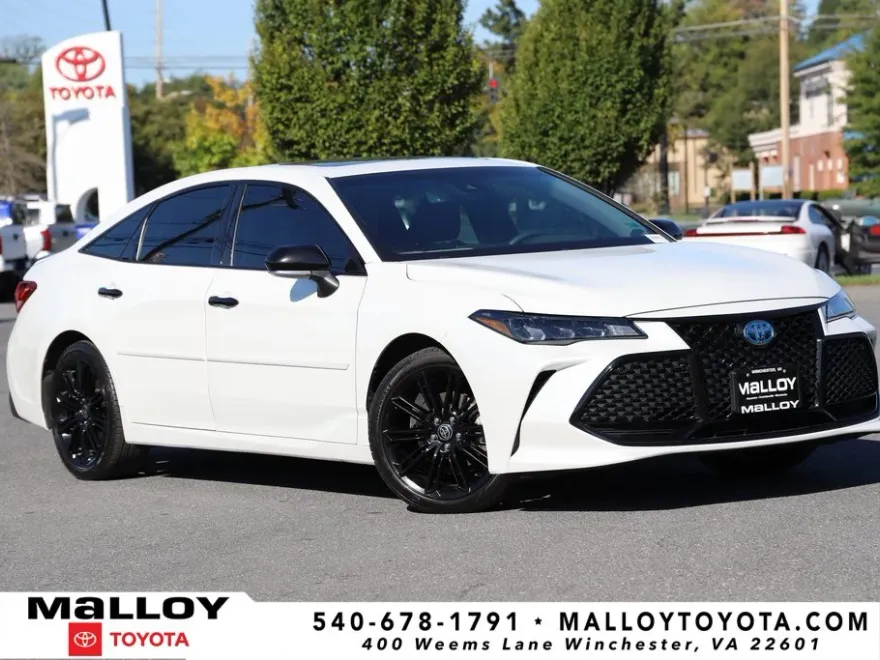 2022 Toyota Avalon Hybrid XSE photo 1
