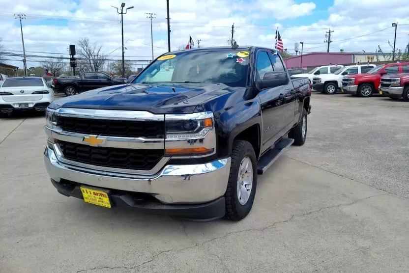 2018 Chevrolet Silverado 1500 LT photo 1