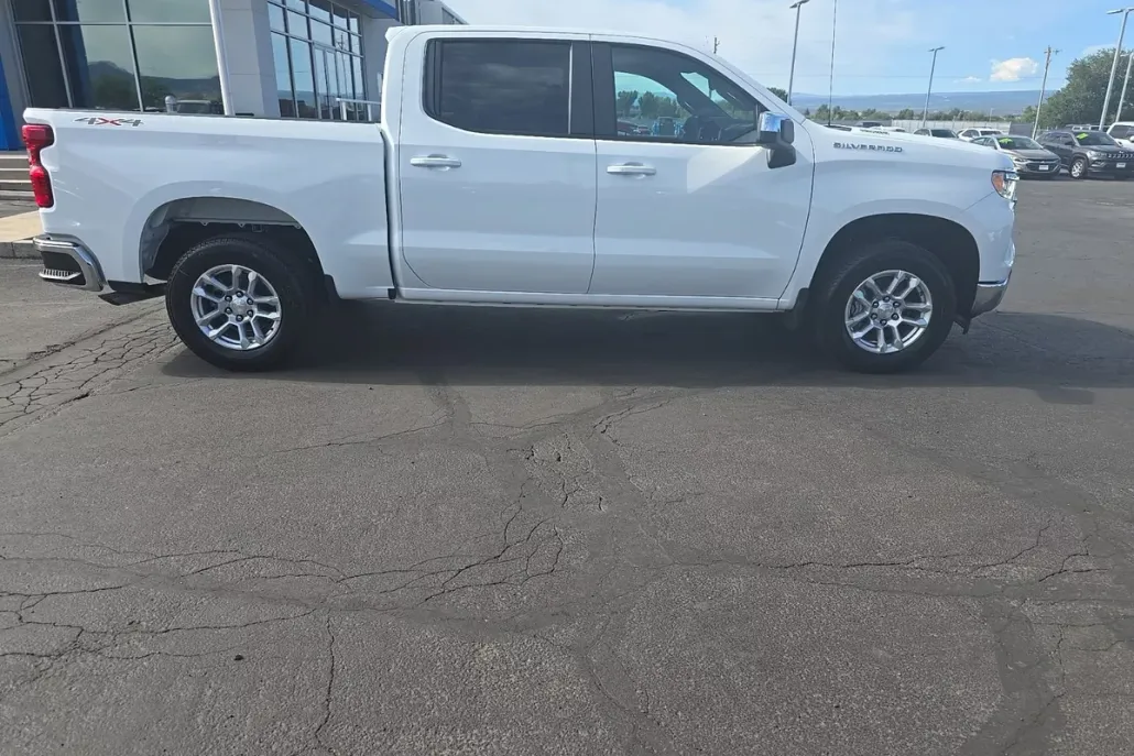 2025 Chevrolet Silverado 1500 LT photo 1