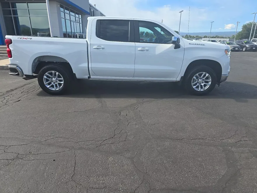 2025 Chevrolet Silverado 1500 LT photo 1