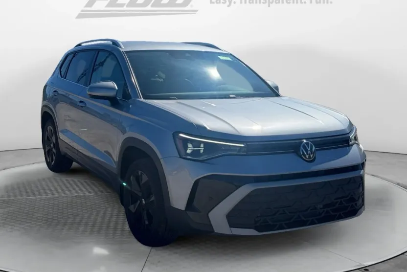2025 Volkswagen Taos SE photo 1