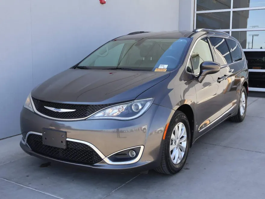 2018 Chrysler Pacifica Touring L photo 1