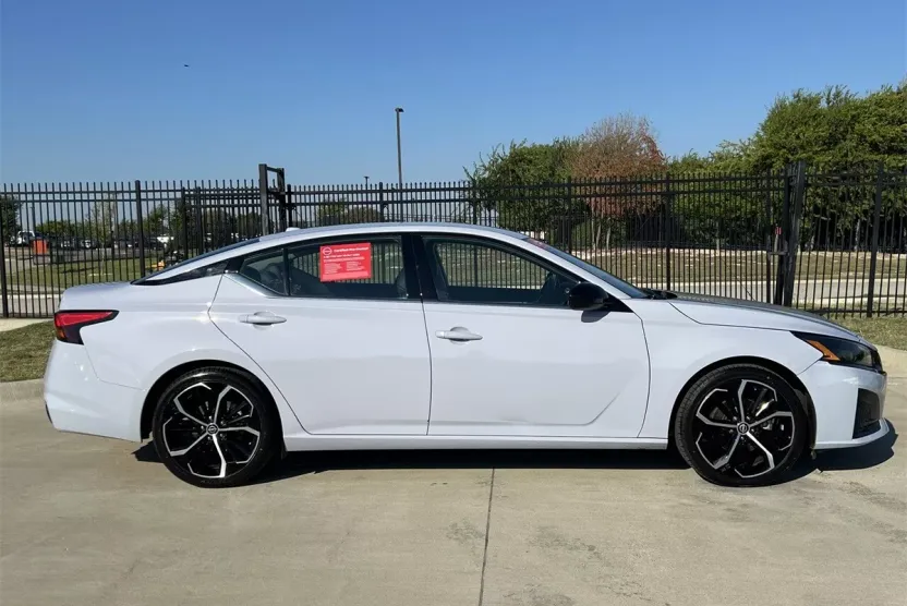 2024 Nissan Altima SR photo 1